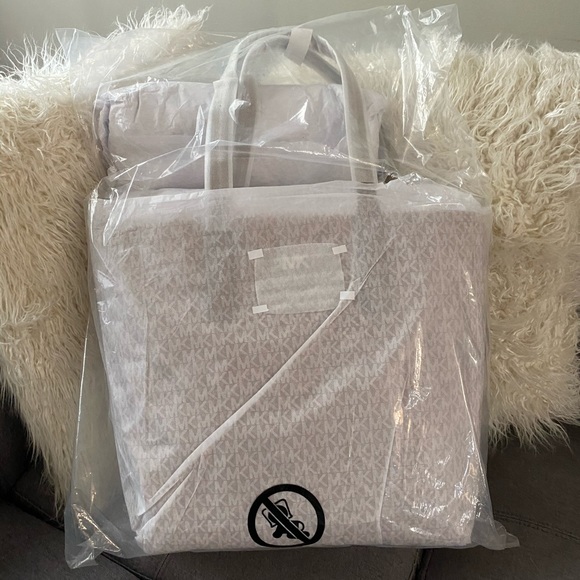 🌼Michael Kors Junie Chevron Tote🌼 - Picture 5 of 8